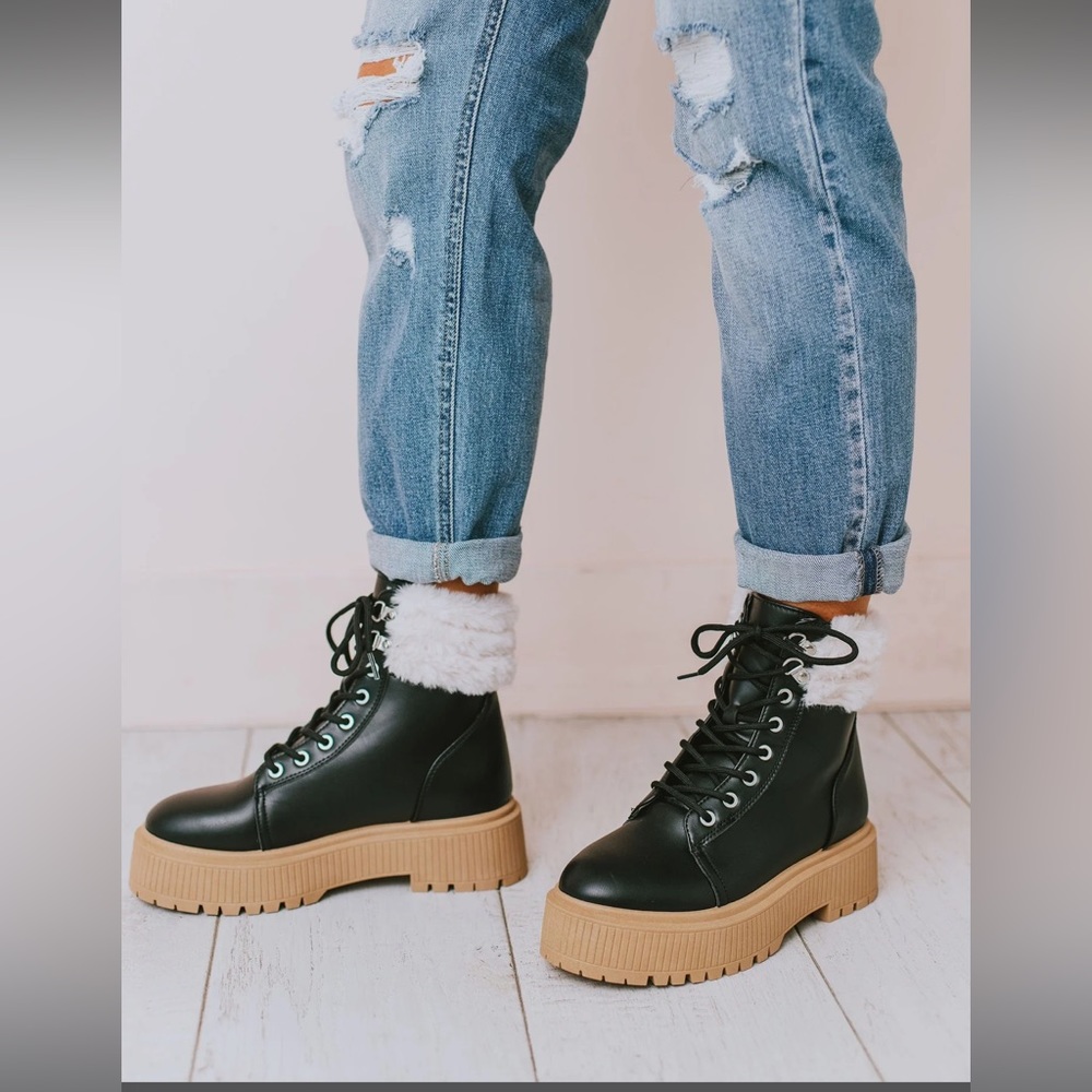 Carlee Black Lace Up Boots Size 8